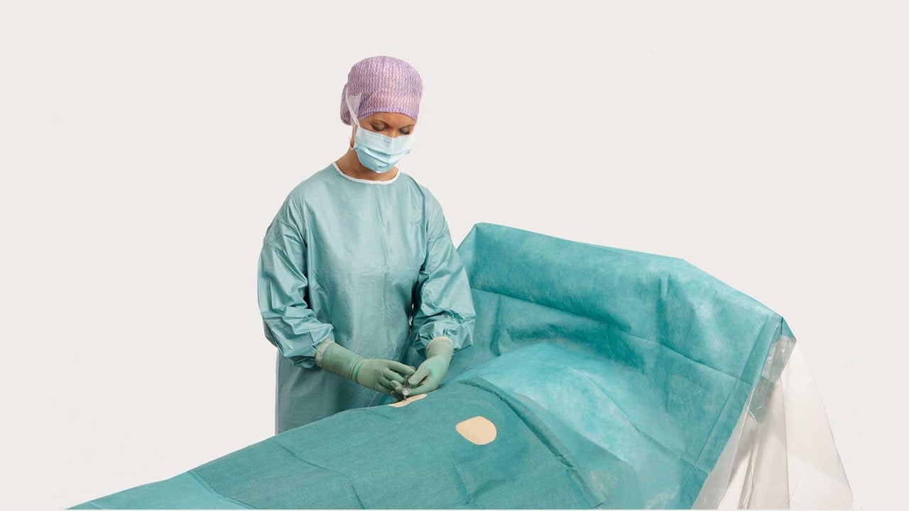 kirurgi käyttää BARRIER-angiografialakanaa leikkauksessa