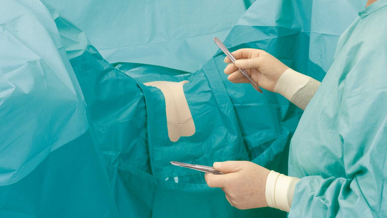 kirurgi käyttää BARRIER-gynekologialakanaa leikkauksessa