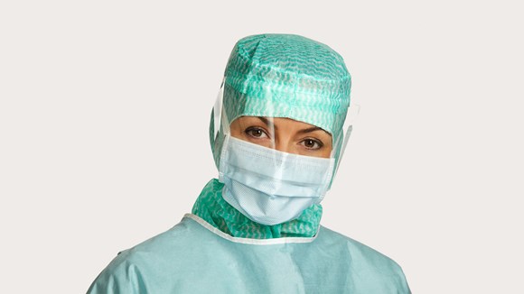 Extra Protection -valikoiman BARRIER-kasvonsuoja kirurgin kasvoilla