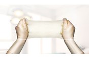 Exufiber, kun sitä venytetään kahdella kädellä