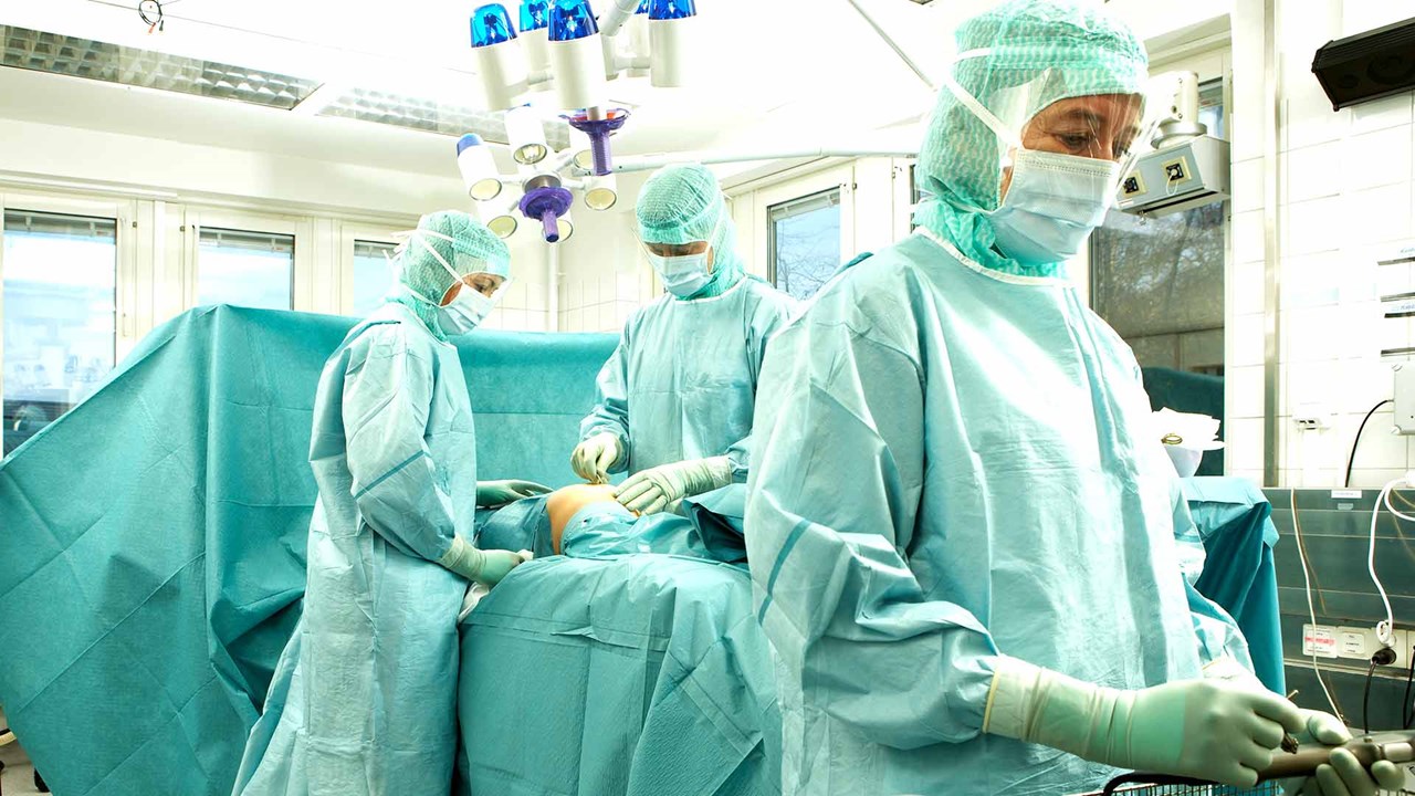 Kirurgit työssään leikkaussalissa