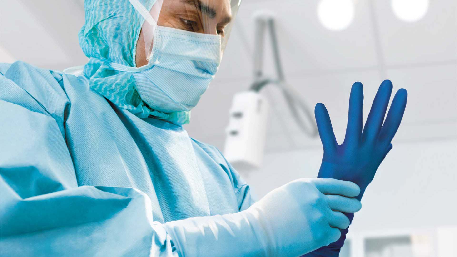 Kirurgi reiänpaljastusjärjestelmällä varustetut Biogel-käsineet käsissään