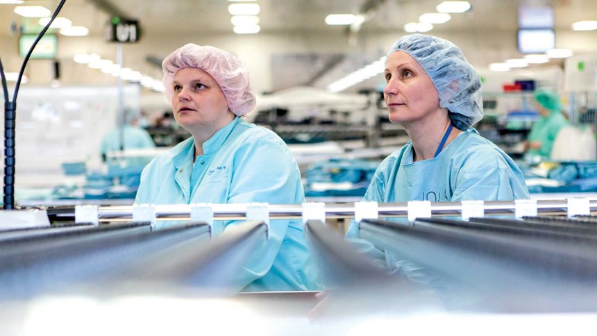 Kollegojamme Mölnlycken tehtaalla Tšekissä, jossa valmistetaan toimenpidepakkauksia