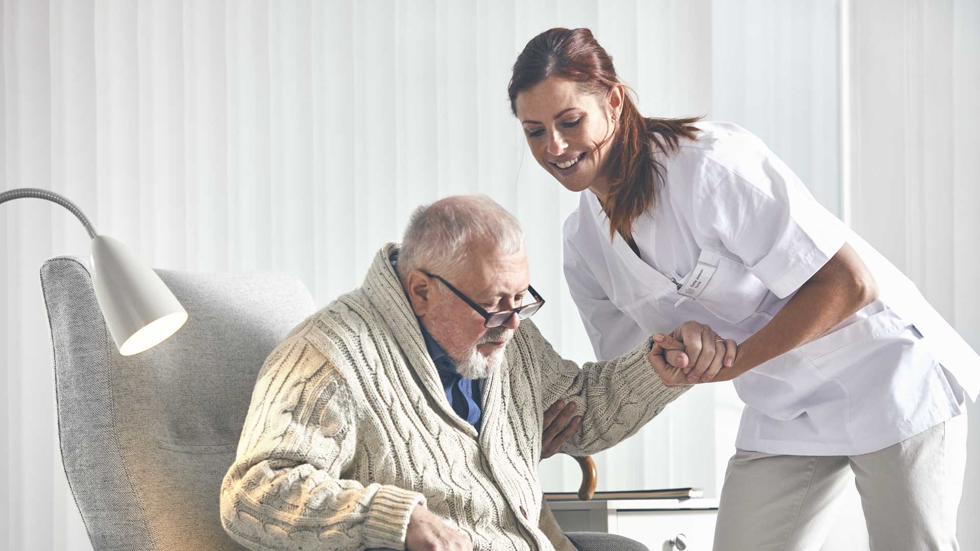 Kotisairaanhoitaja auttaa iäkästä potilasta